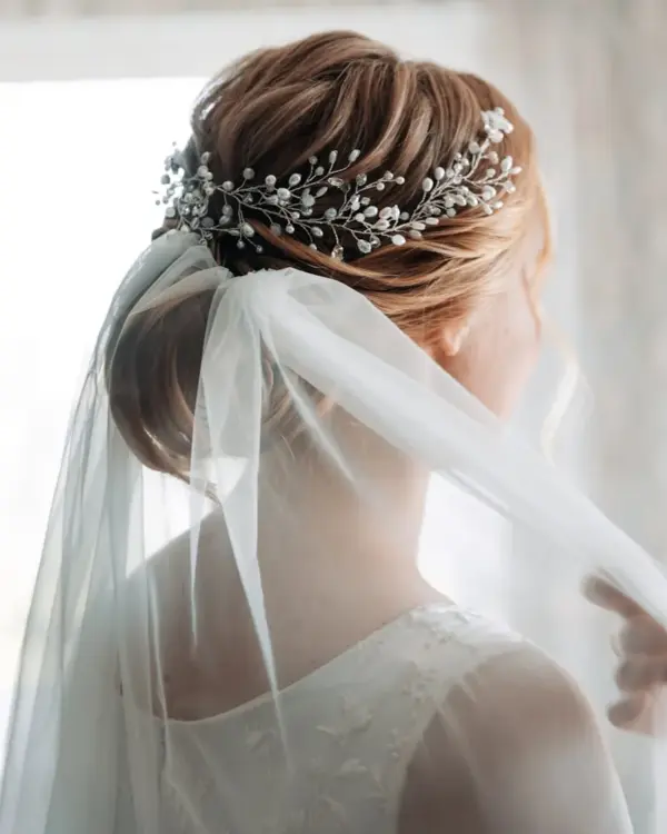Amira Fingertip Veil